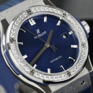 Đồng Hồ Hublot Classic Fusion Titanium Rep 11 Mặt Xanh Blue Viền Đính Kim Cương Moissanite 42mm (2)