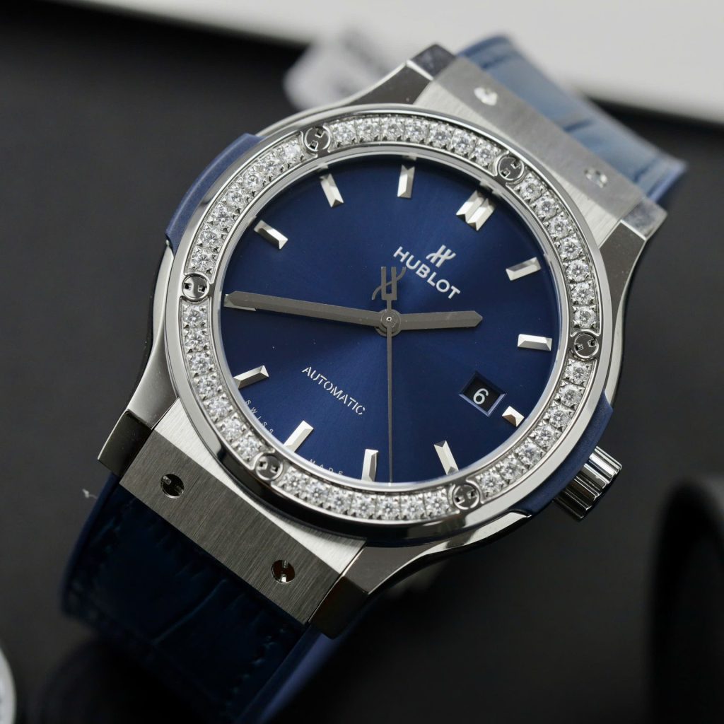 Đồng Hồ Hublot Classic Fusion Titanium Rep 11 Mặt Xanh Blue Viền Đính Kim Cương Moissanite 42mm (2)