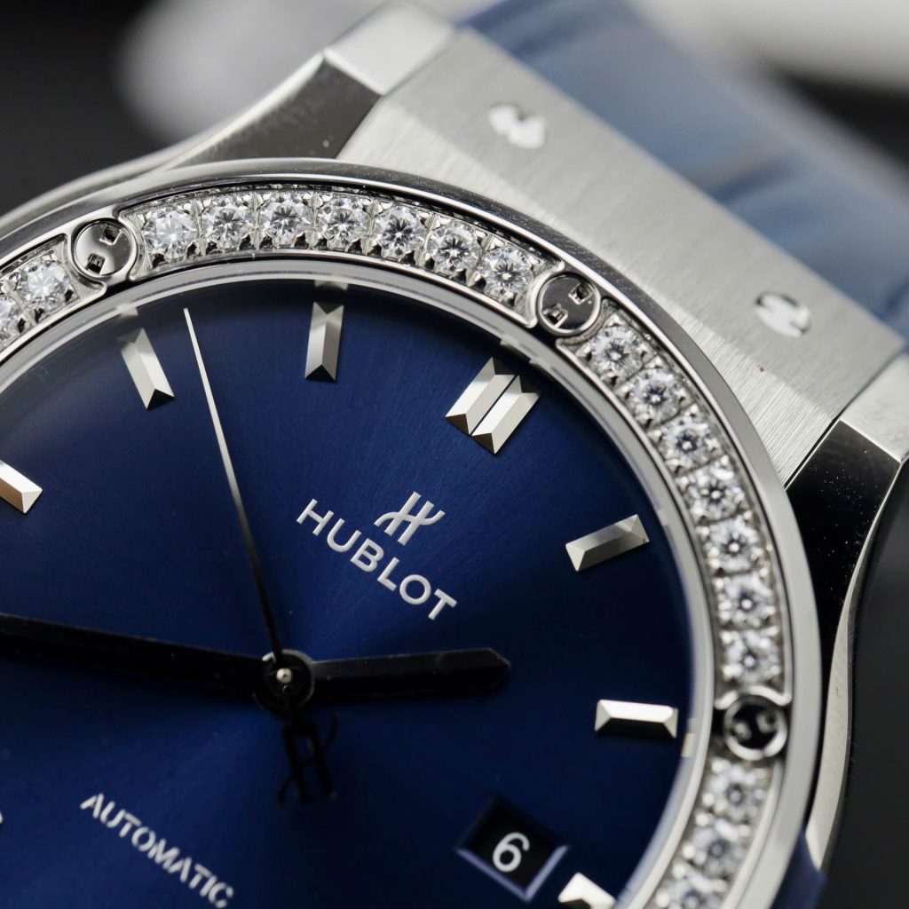 Đồng Hồ Hublot Classic Fusion Titanium Rep 11 Mặt Xanh Blue Viền Đính Kim Cương Moissanite 42mm (2)