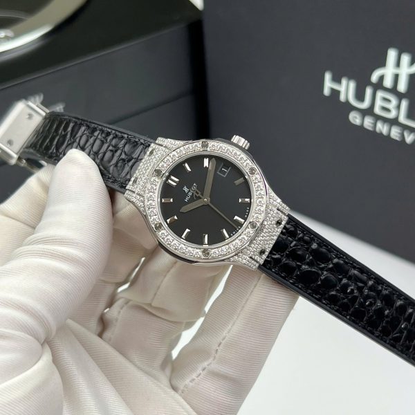 Đồng Hồ Hublot Classic Fusion Titanium Rep 11 Màu Đen Đính Kim Cương Moissanite 33mm (2)