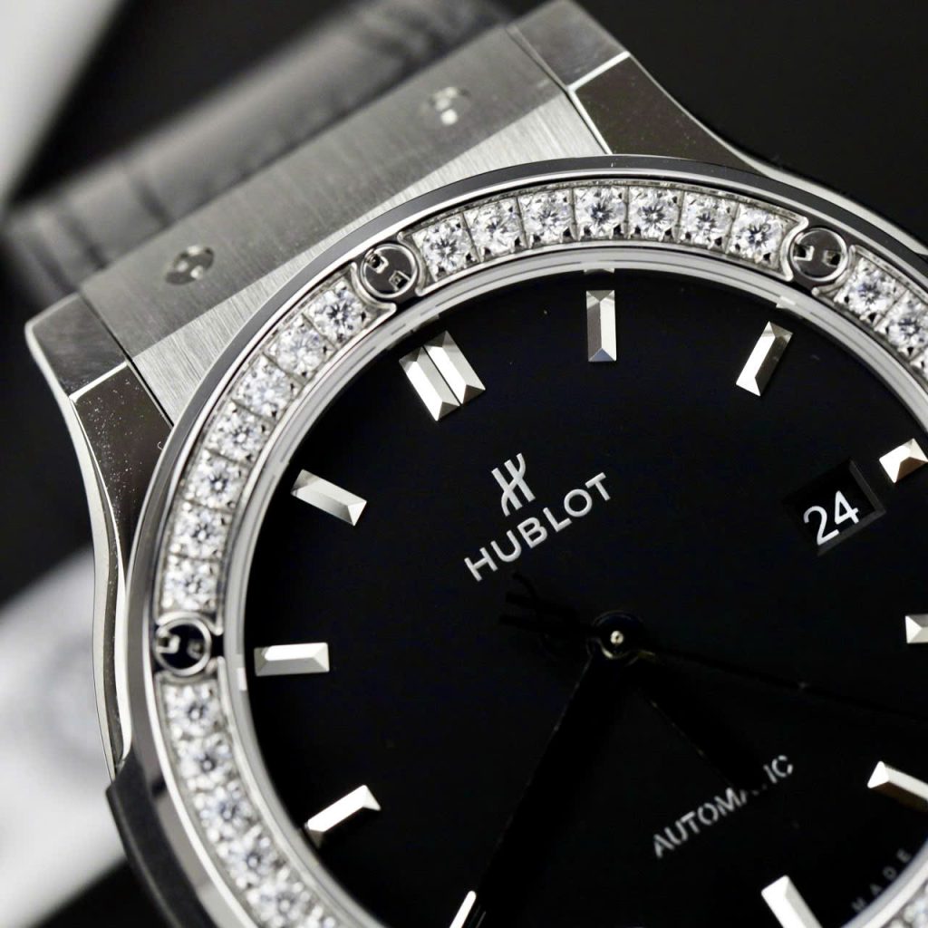 Đồng Hồ Hublot Classic Fusion Titanium Replica 11 Mặt Đen Viền Đính Kim Cương Moissanite 42mm (2)