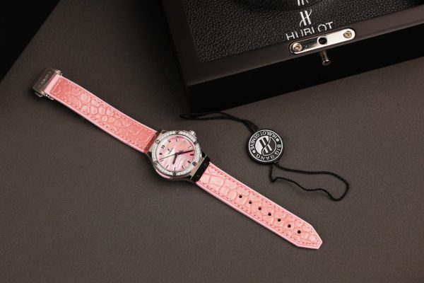 Đồng Hồ Nữ Hublot Classic Fusion Mặt Khảm Xà Cừ Màu Hồng Viền Đính Kim Cương Moissanite 33mm (2)