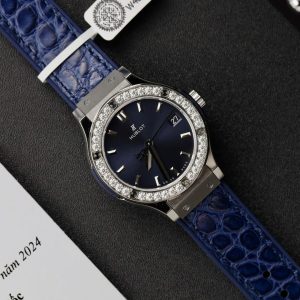 Đồng Hồ Hublot Classic Fusion Titanium Mặt Xanh Blue Replica 11 Viền Đính Kim Cương Moissanite 33mm (2)