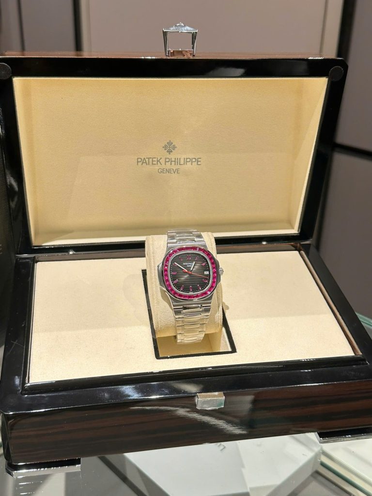 Đồng Hồ Patek Philippe Nautilus 5711 Replica 11 Viền Đính Ruby Đỏ 40mm (2)