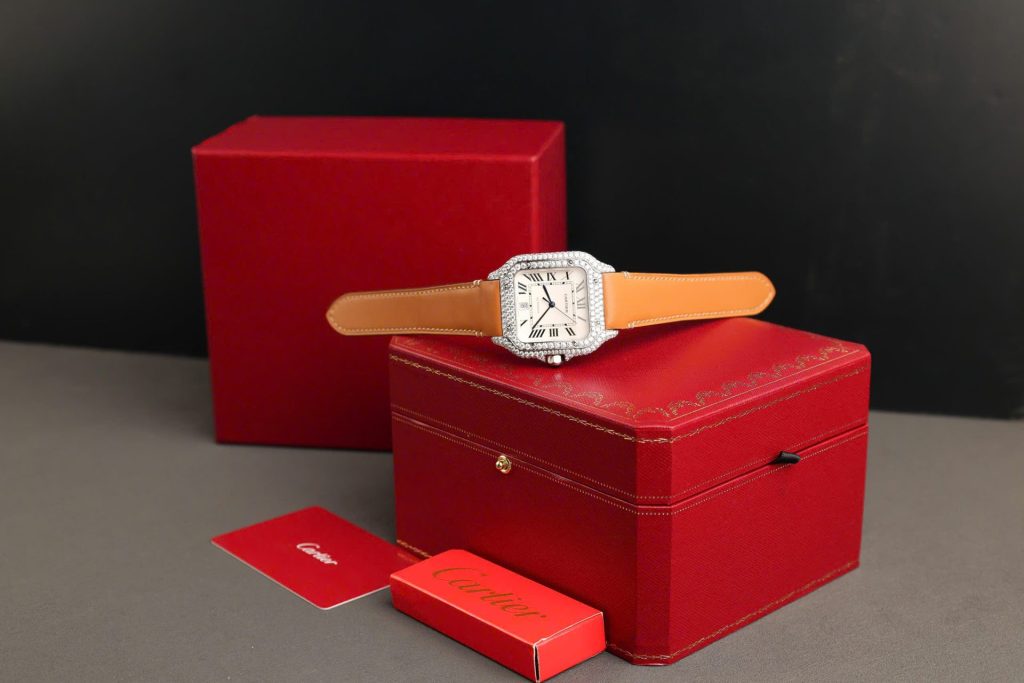 Đồng Hồ Cartier Santos Mặt Trắng Chế Tác Đính Full Kim Cương Moissanite Nhà Máy BV 39 (2)