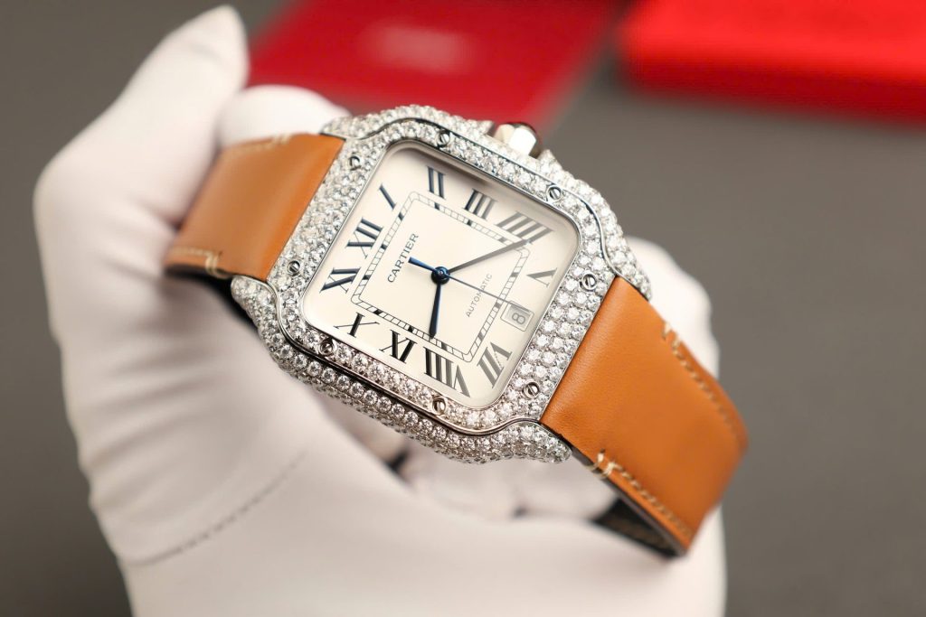 Đồng Hồ Cartier Santos Mặt Trắng Chế Tác Đính Full Kim Cương Moissanite Nhà Máy BV 39 (2)