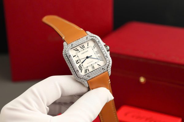 Đồng Hồ Cartier Santos Mặt Trắng Chế Tác Đính Full Kim Cương Moissanite Nhà Máy BV 39 (2)