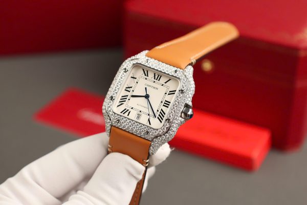 Đồng Hồ Cartier Santos Mặt Trắng Chế Tác Đính Full Kim Cương Moissanite Nhà Máy BV 39 (2)