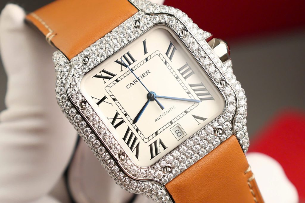 Đồng Hồ Cartier Santos Mặt Trắng Chế Tác Đính Full Kim Cương Moissanite Nhà Máy BV 39 (2)