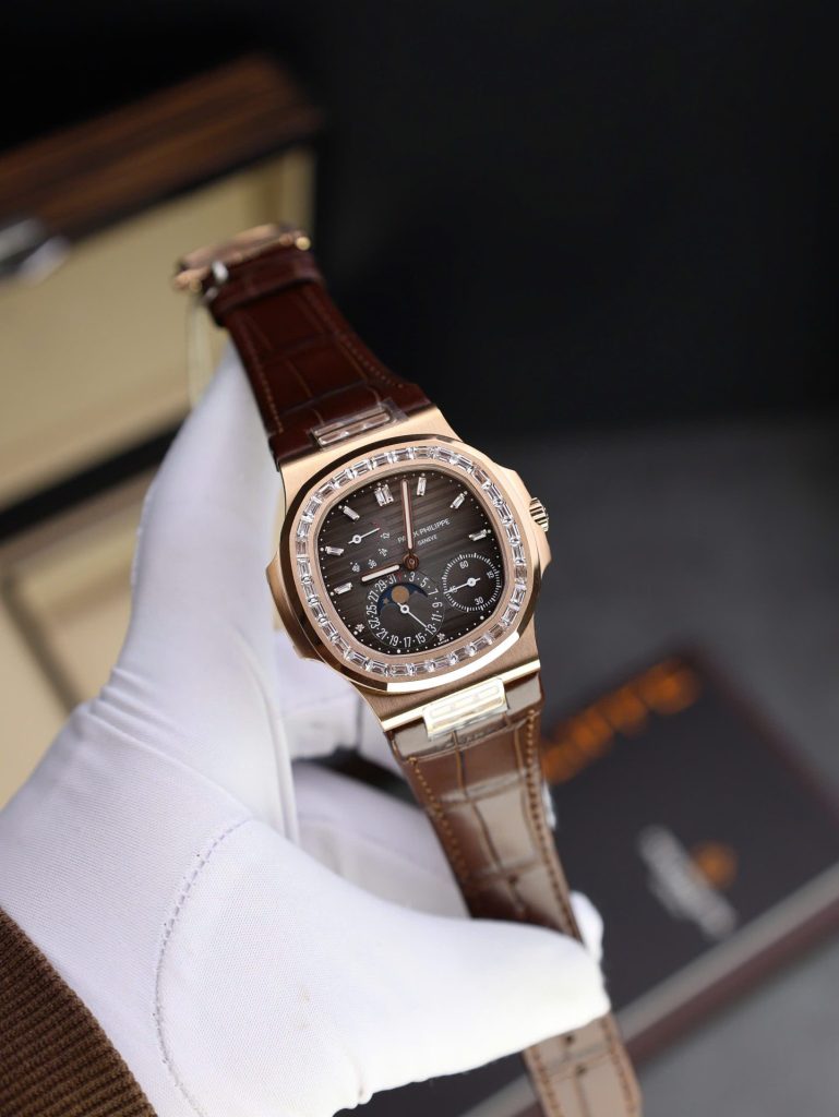 Đồng Hồ Patek Philippe Nautilus 5724 Rep 11 Mạ Vàng Hồng Chạy Full Chức Năng PPF 40mm (2)