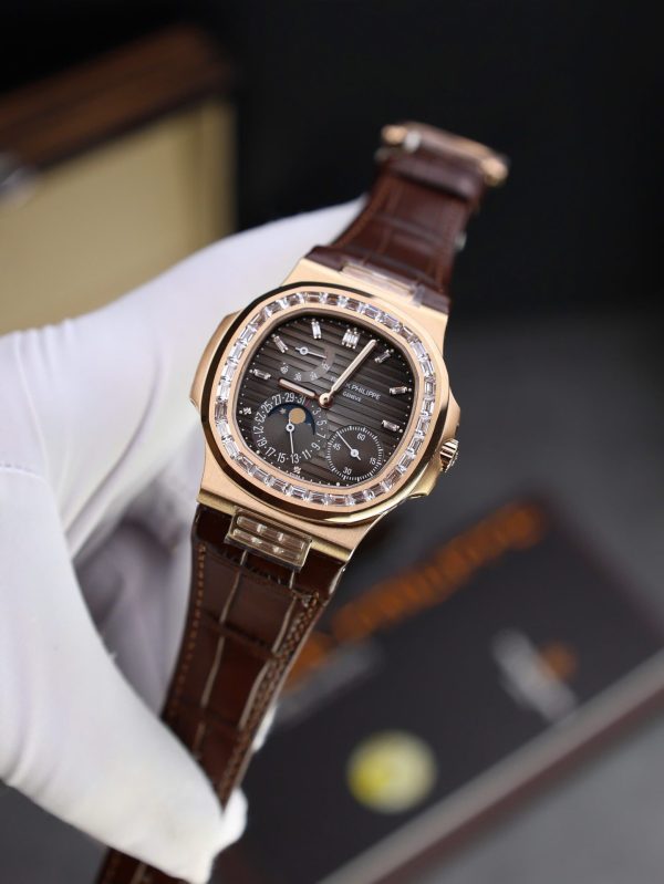 Đồng Hồ Patek Philippe Nautilus 5724 Rep 11 Mạ Vàng Hồng Chạy Full Chức Năng PPF 40mm (2)