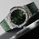 Đồng Hồ Hublot Classic Fusion Đính Full Đá Màu Xanh Lá Cây Xưởng HB 42mm (1)