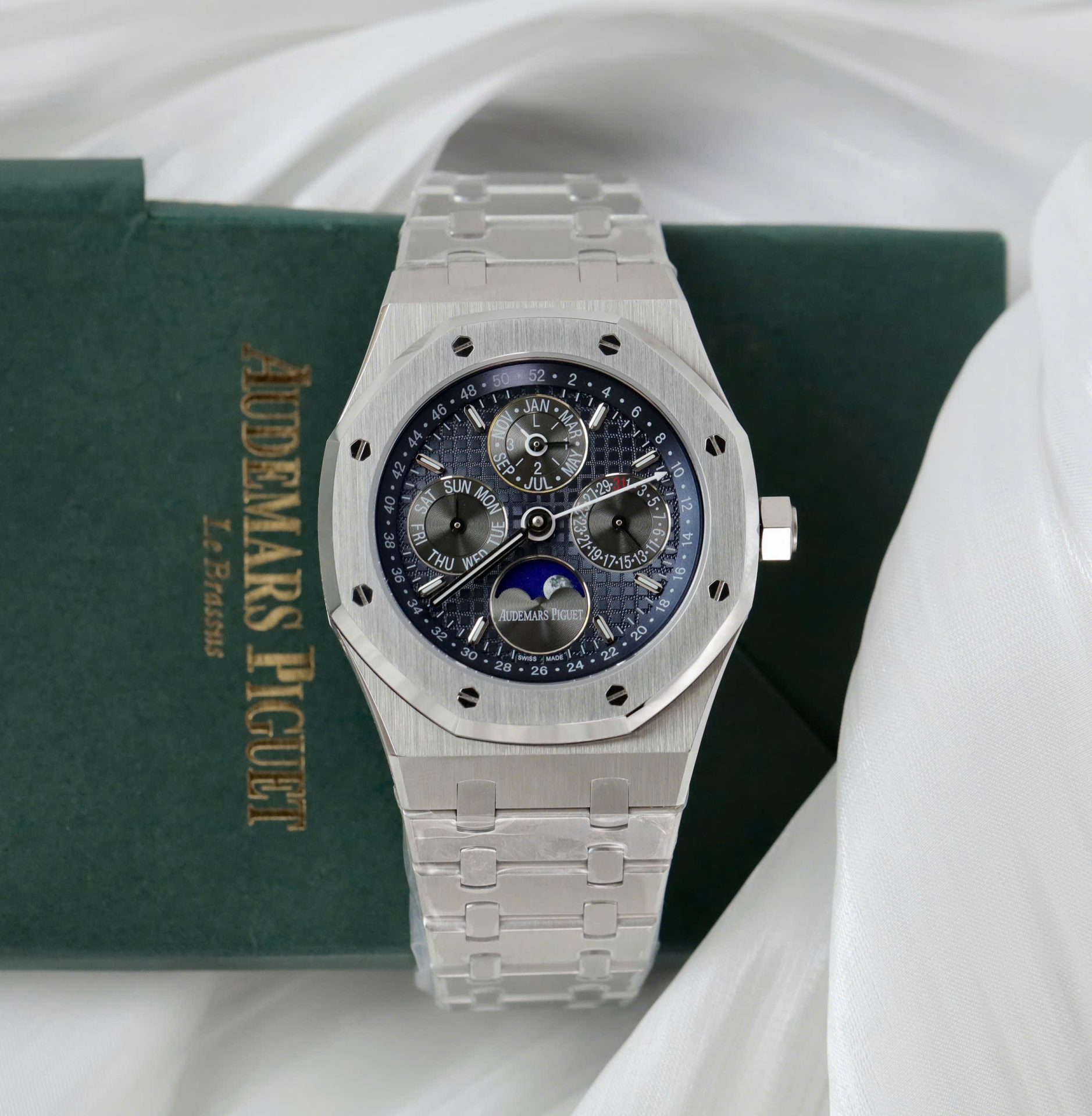 Đồng Hồ Audemars Piguet Royal Oak 26574TI Chế Tác Mặt Xanh Dây Kim Loại Xưởng APS 41mm (4)