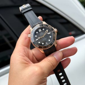Đồng Hồ Omega Seamaster Diver 300M Sedna Replica 11 Mạ Vàng Hồng Mặt Đen 42mm (2)