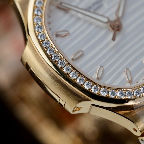Đồng Hồ Patek Philippe Nữ Mặt Trắng Rep 11 Nautilus 7118 Bọc Vàng Thật Đính Moissante Xưởng 3K 35mm (2)