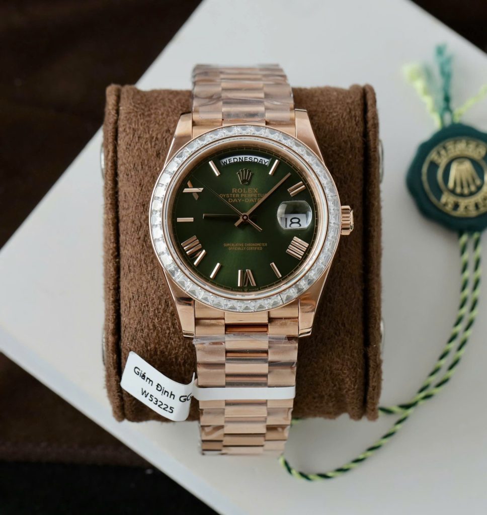 Đồng Hồ Rolex Day-Date Mặt Xanh Lá Cây Chế Tác Bọc Vàng Đính Kim Cương Moissanite Baguette 40mm (2)