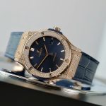 Đồng Hồ Hublot Replica Cao Cấp Classic Fusion King Gold Mặt Xanh Dương Đính Đá Xưởng HB 42mm (2)