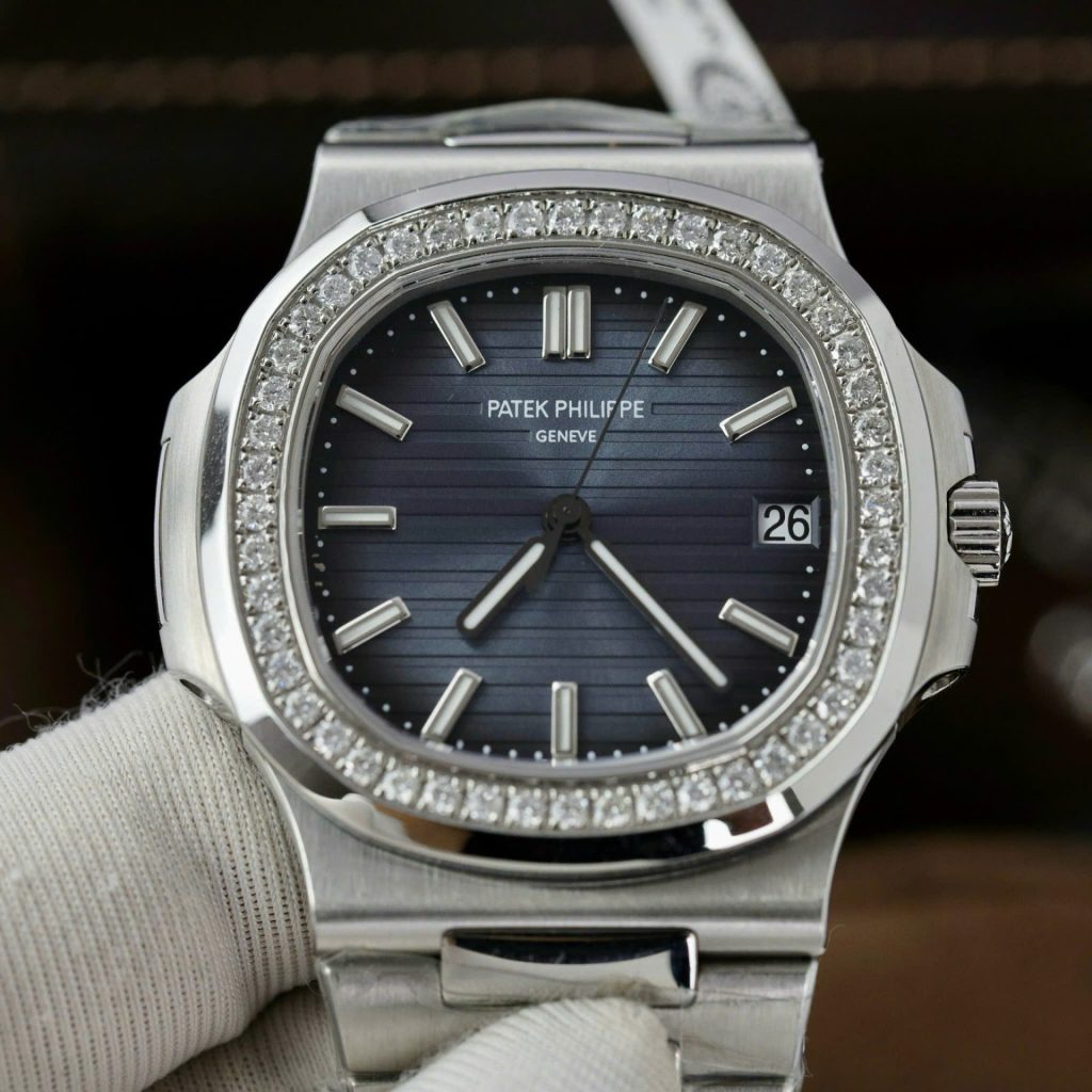 Đồng Hồ Patek Philippe Nautilus 5711 Mặt Xanh Chế Tác Viền Đính Kim Cương Tự Nhiên 40mm (2)
