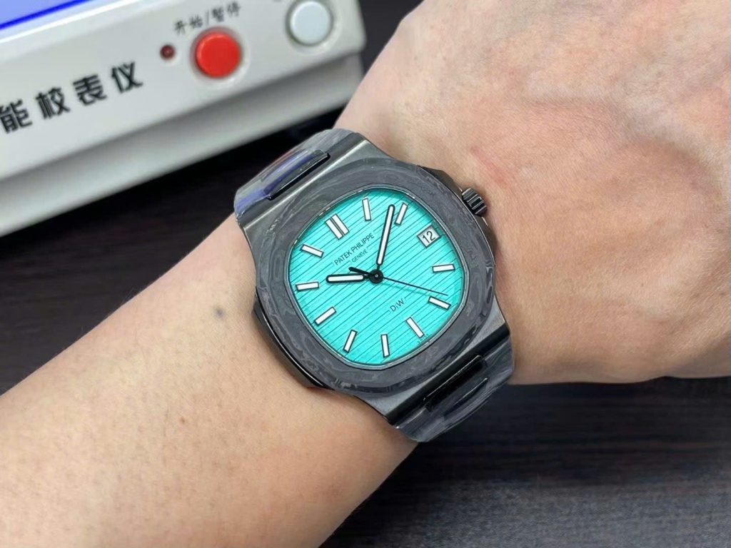 Đồng Hồ Patek Philippe Nautilus 5711 Rep 11 Chế Tác Carbon Mặt Xanh Tiffany 40mm (5)