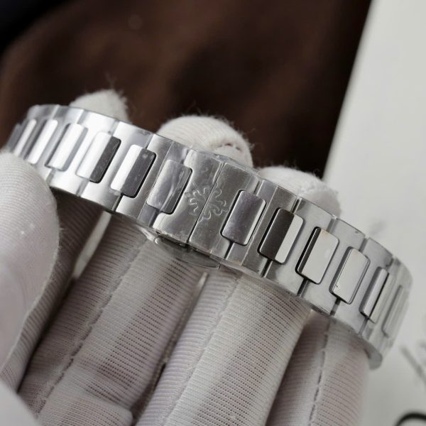 Đồng Hồ Patek Philippe Replica 11 Nautilus 7010R Mặt Tím Hồng Viền Đính Đá Xưởng GR 32mm (2)