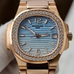Đồng Hồ Patek Philippe Replica 11 Nautilus 7010R Nữ Mặt Xanh Trắng Dây Kim Loại Xưởng GR 32mm (2)