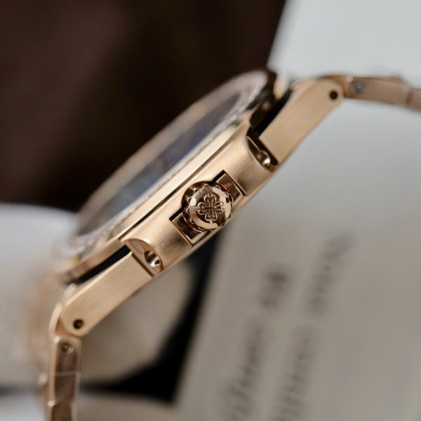 Đồng Hồ Patek Philippe Replica 11 Nautilus 7010R Nữ Mặt Xanh Trắng Dây Kim Loại Xưởng GR 32mm (2)