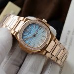 Đồng Hồ Patek Philippe Replica 11 Nautilus 7010R Nữ Mặt Xanh Trắng Dây Kim Loại Xưởng GR 32mm (2)