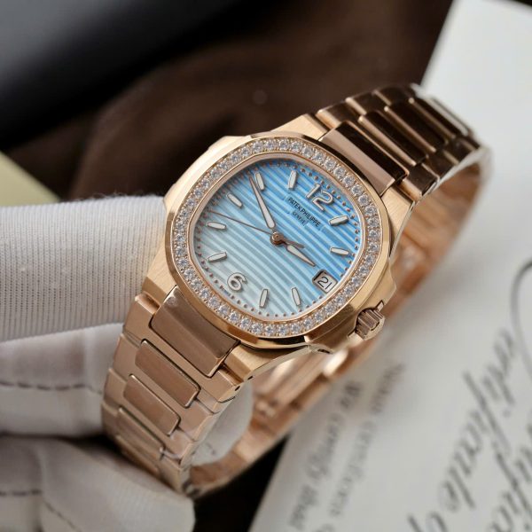 Đồng Hồ Patek Philippe Replica 11 Nautilus 7010R Nữ Mặt Xanh Trắng Dây Kim Loại Xưởng GR 32mm (2)