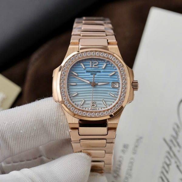 Đồng Hồ Patek Philippe Replica 11 Nautilus 7010R Nữ Mặt Xanh Trắng Dây Kim Loại Xưởng GR 32mm (2)