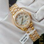 Đồng Hồ Rolex DateJust Nữ Mặt Khảm Xà Cừ Chế Tác Bọc Vàng Đính Moissanite 31mm (2)
