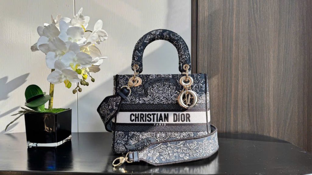 Túi Xách Hàng Hiệu Dior Lady Hoạ Tiết Thêu Thổ Cẩm 24cm (2)