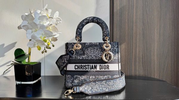 Túi Xách Hàng Hiệu Dior Lady Hoạ Tiết Thêu Thổ Cẩm 24cm (2)