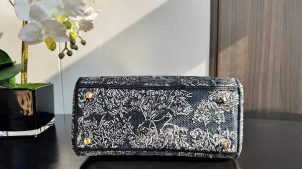 Túi Xách Hàng Hiệu Dior Lady Hoạ Tiết Thêu Thổ Cẩm 24cm (2)