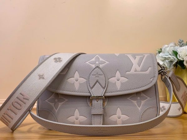 Túi Xách Louis Vuitton LV Diane Sac Like Auth Hoạ Tiết Dập Chìm 23x16x8 (2)
