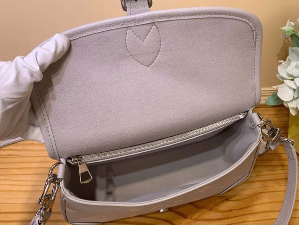 Túi Xách Louis Vuitton LV Diane Sac Like Auth Hoạ Tiết Dập Chìm 23x16x8 (2)
