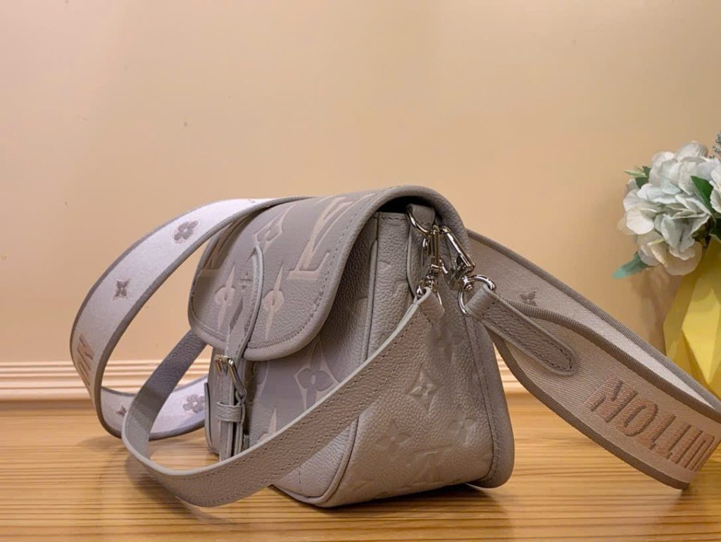 Túi Xách Louis Vuitton LV Diane Sac Like Auth Hoạ Tiết Dập Chìm 23x16x8 (2)