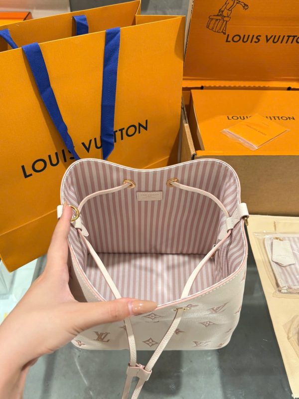 Túi Xách Louis Vuitton LV NeoNoe Like Auth Màu Trắng Sữa 25cm (2)