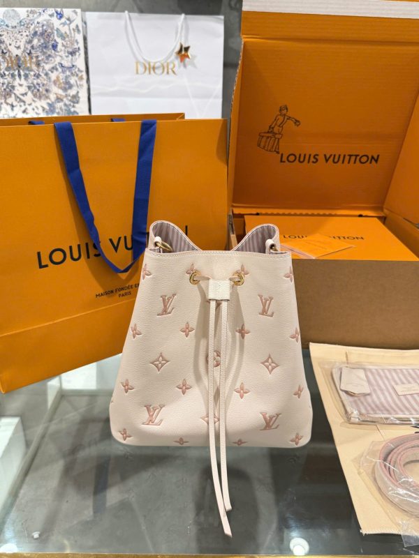 Túi Xách Louis Vuitton LV NeoNoe Like Auth Màu Trắng Sữa 25cm (2)