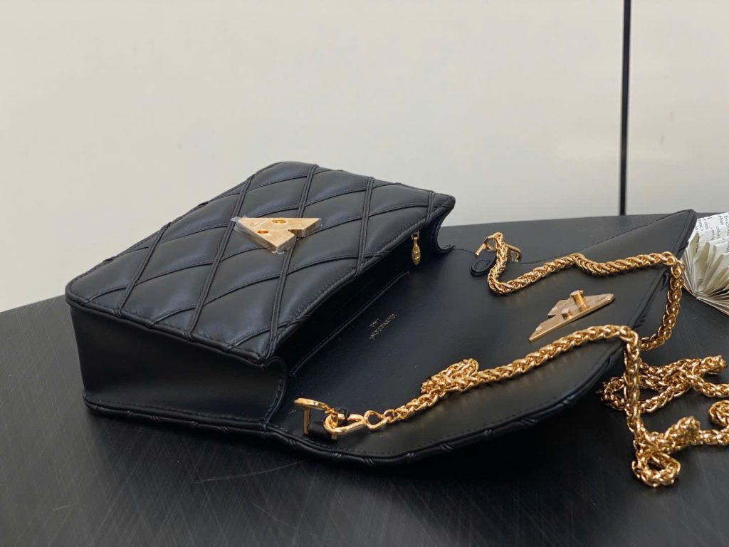 Túi Xách Louis Vuitton Like Auth LV Wallet On Chain Màu Đen Khoá Vàng 20x12cm (2)