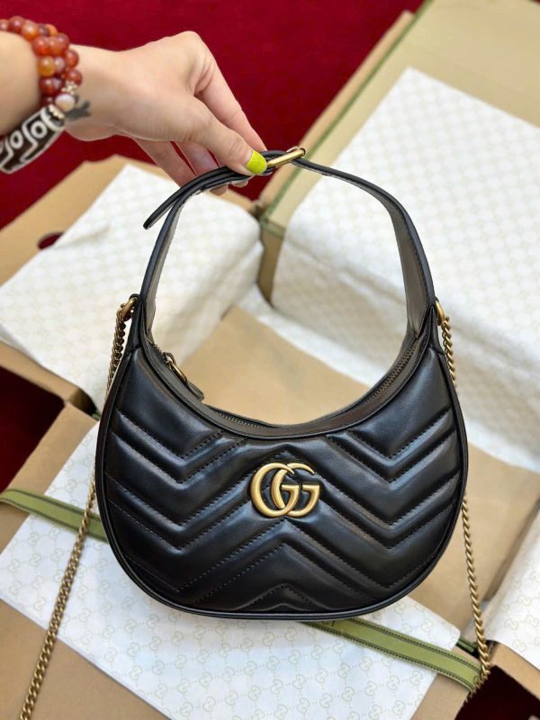 Túi Xách Nữ Gucci Marmont Siêu Cấp Màu Đen Khoá Vàng 21x13cm (2)