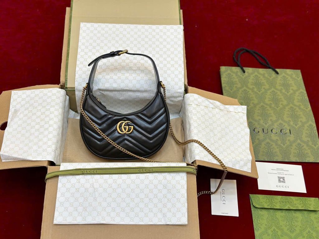Túi Xách Nữ Gucci Marmont Siêu Cấp Màu Đen Khoá Vàng 21x13cm (2)