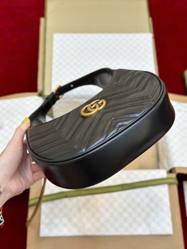 Túi Xách Nữ Gucci Marmont Siêu Cấp Màu Đen Khoá Vàng 21x13cm (2)