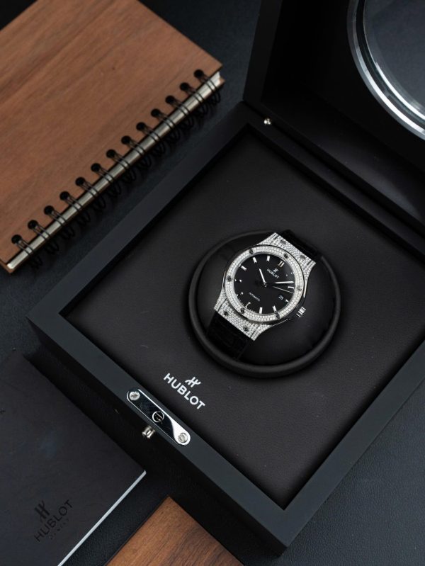 Đồng Hồ Hublot Classic Fusion Mặt Đen Chế Tác Vỏ Đính Full Kim Cương Thiên Nhiên 42mm (2)