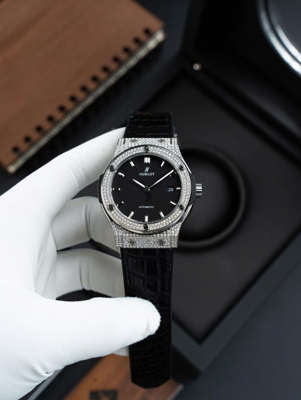 Đồng Hồ Hublot Classic Fusion Mặt Đen Chế Tác Vỏ Đính Full Kim Cương Thiên Nhiên 42mm (2)