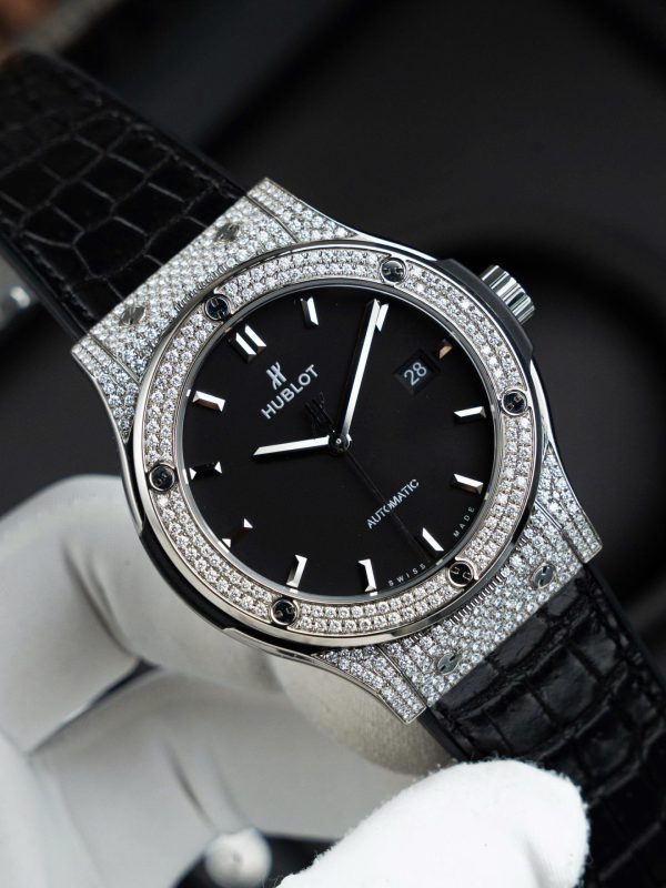 Đồng Hồ Hublot Classic Fusion Mặt Đen Chế Tác Vỏ Đính Full Kim Cương Thiên Nhiên 42mm (2)