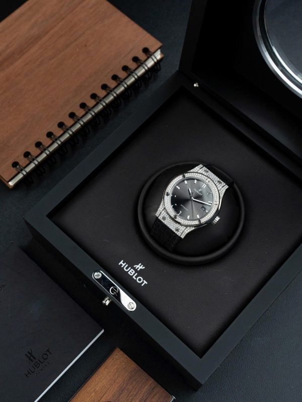 Đồng Hồ Hublot Classic Fusion Mặt Xám Chế Tác Vỏ Đính Full Kim Cương Thiên Nhiên 42mm (2)