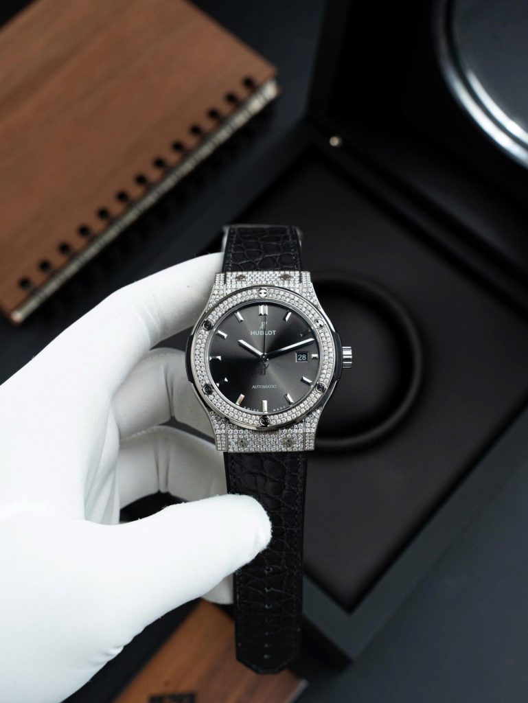 Đồng Hồ Hublot Classic Fusion Mặt Xám Chế Tác Vỏ Đính Full Kim Cương Thiên Nhiên 42mm (2)