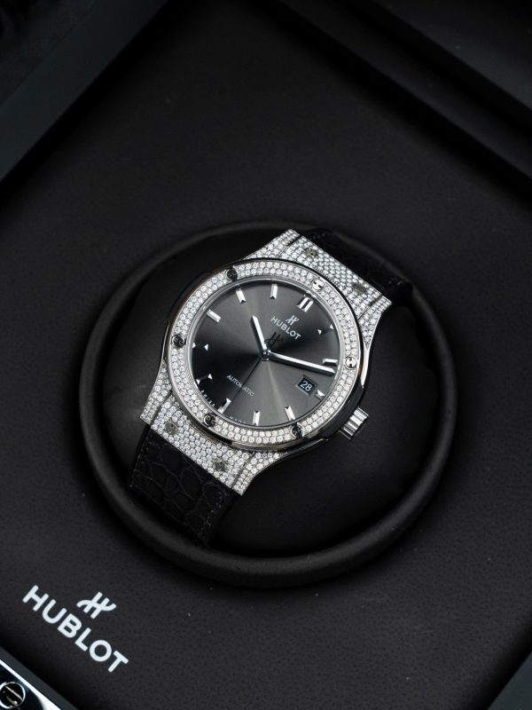 Đồng Hồ Hublot Classic Fusion Mặt Xám Chế Tác Vỏ Đính Full Kim Cương Thiên Nhiên 42mm (2)