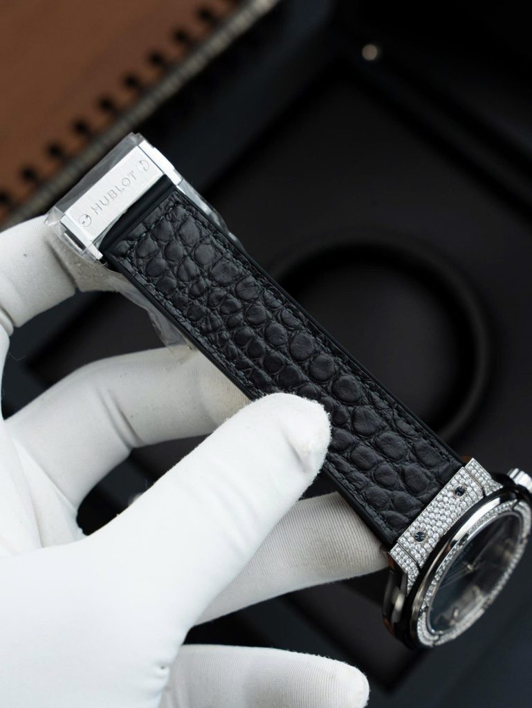 Đồng Hồ Hublot Classic Fusion Mặt Xám Chế Tác Vỏ Đính Full Kim Cương Thiên Nhiên 42mm (2)