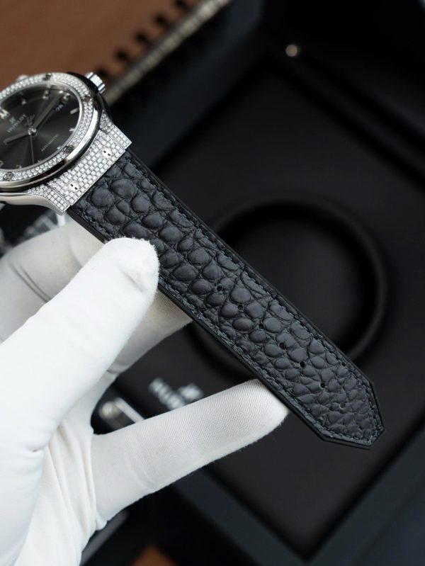 Đồng Hồ Hublot Classic Fusion Mặt Xám Chế Tác Vỏ Đính Full Kim Cương Thiên Nhiên 42mm (2)